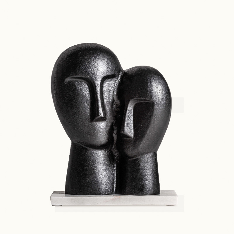 figura couple en aluminio negro y marmol