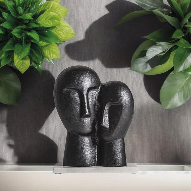 figura couple con decoracion plantas